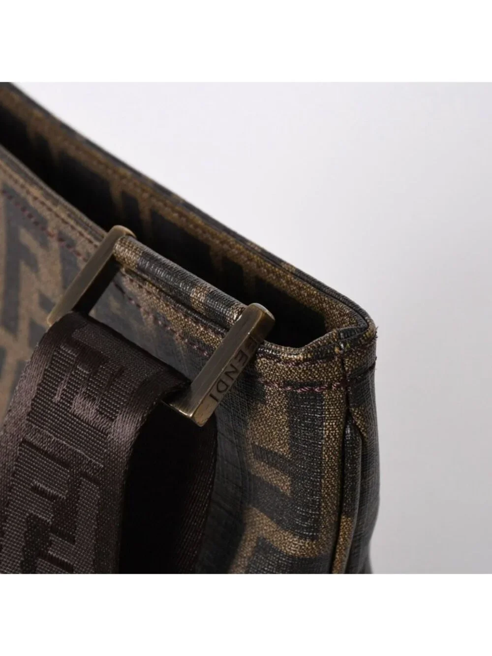 Fendi simple magnetic